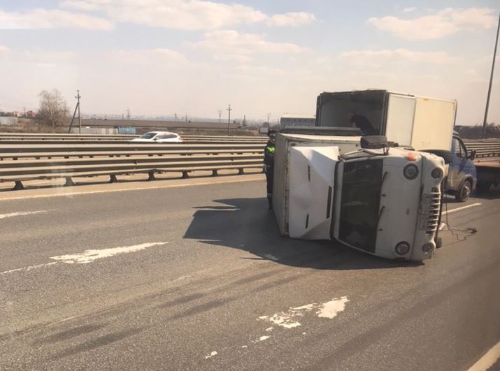 Мини-грузовик улёгся на бок на трассе «Крым» под Подольском