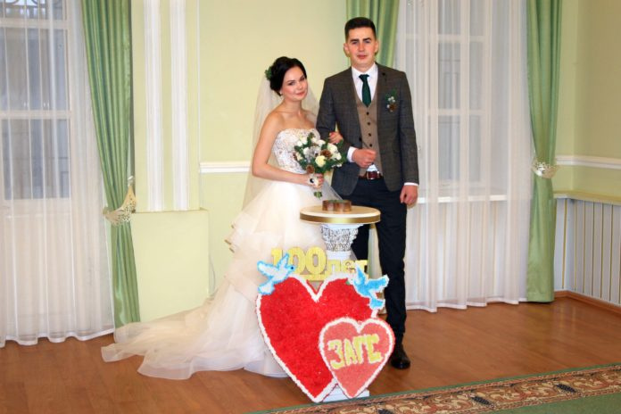 8 пар молодожёнов зарегистрировали брак в День семьи, любви и верности в Подольске