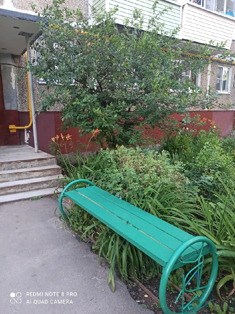 Во дворах Подольска приводят в порядок скамейки 