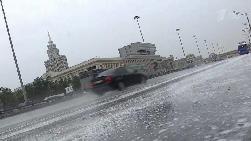 Сильный ливень обрушился на Москву после трехнедельной жары