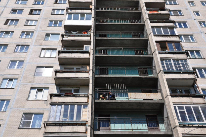 Житель Подольска пытался скинуть с балкона жену и несовершеннолетнего сына