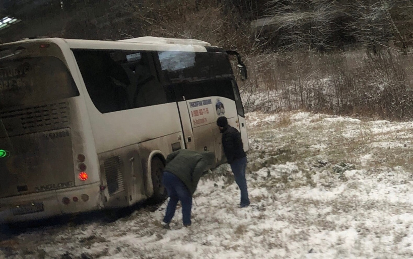 Автобус в Подольске вылетел за пределы дороги  