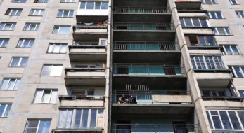Житель Подольска пытался скинуть с балкона жену и несовершеннолетнего сына