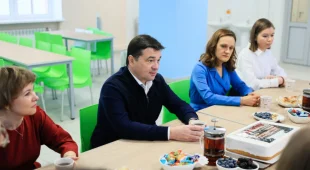 Андрей Воробьев поздравил с юбилеем флагманскую школу Подмосковья 